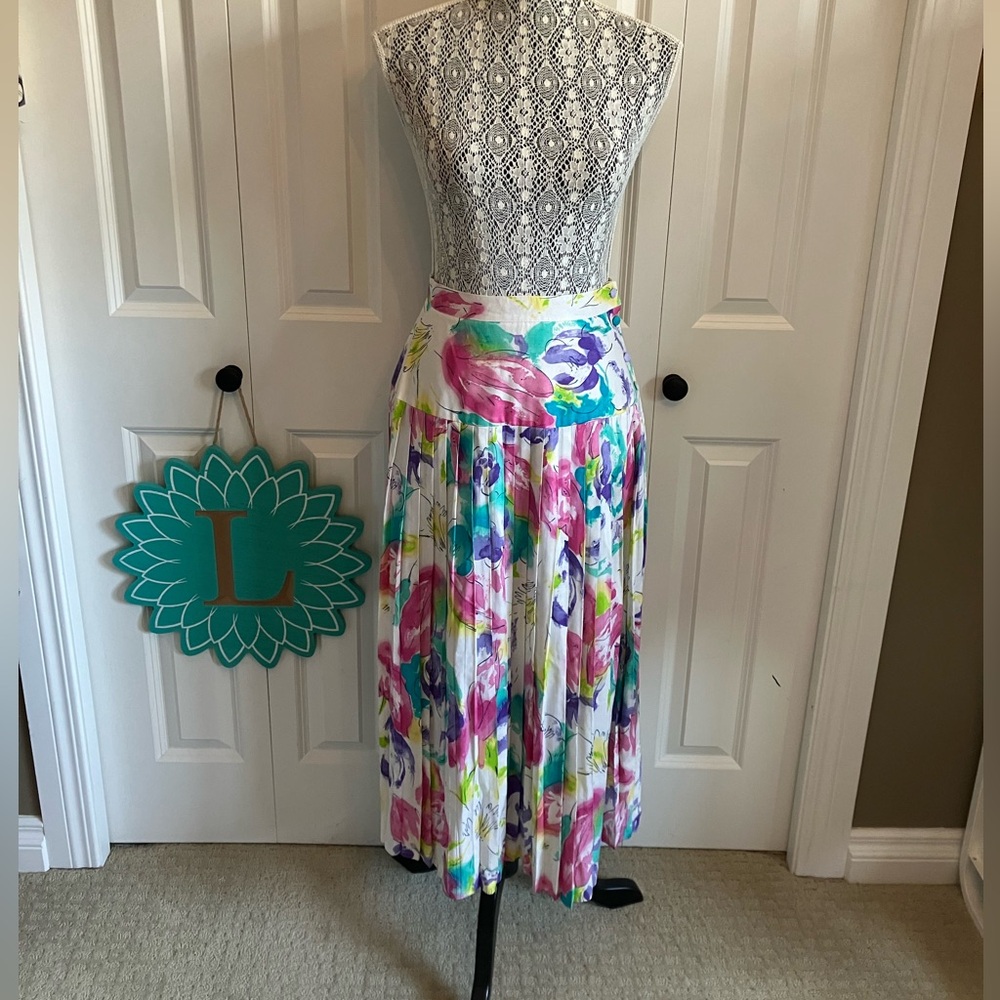 🦩Fabulous summer print vintage 🦩skirt with buttons down one side and pleats.